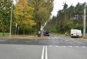 miejsce zdarzenia przy ulicy Wrzosowej, rejon skrzyżowania z ulicą czaplinecką w bełchatowianie, na miejscu widoczne stojące pojazdy oraz policjant wykonujący czynności służbowe.