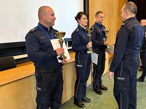 policjanci odbierający dyplomy po konkursie.