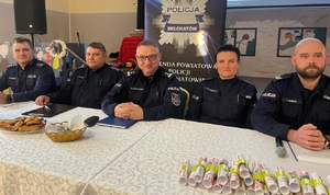 policjanci na debata o bezpieczeństwie z seniorami. tytuł debaty to „Seniorze - wiedza daje bezpieczeństwo.