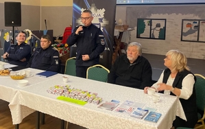 policjanci na debacie z seniorami. tytuł debaty to „Seniorze - wiedza daje bezpieczeństwo.