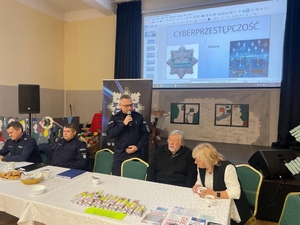 policjanci na debacie z seniorami. tytuł debaty to „Seniorze - wiedza daje bezpieczeństwo.