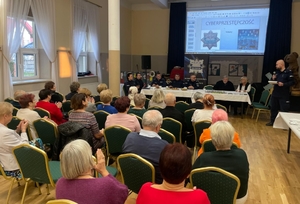 policjanci na debacie z seniorami. tytuł debaty to „Seniorze - wiedza daje bezpieczeństwo.