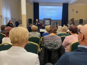 policjanci na debacie z seniorami. tytuł debaty to „Seniorze - wiedza daje bezpieczeństwo.