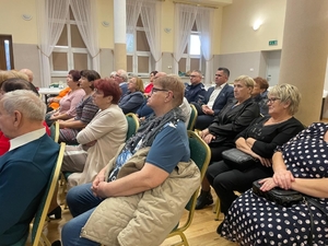 policjanci na debacie z seniorami. tytuł debaty to „Seniorze - wiedza daje bezpieczeństwo.