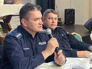 policjanci na debacie z seniorami. tytuł debaty to „Seniorze - wiedza daje bezpieczeństwo.