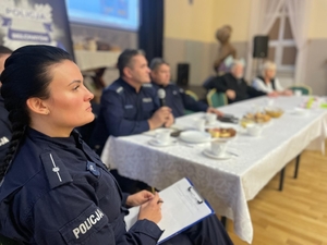 policjanci na debacie z seniorami. tytuł debaty to „Seniorze - wiedza daje bezpieczeństwo.