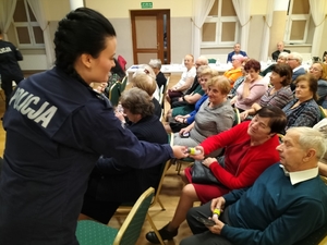 policjanci na debacie z seniorami. tytuł debaty to „Seniorze - wiedza daje bezpieczeństwo.