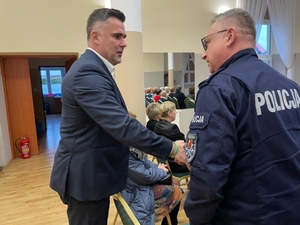policjanci na debacie z seniorami. tytuł debaty to „Seniorze - wiedza daje bezpieczeństwo.