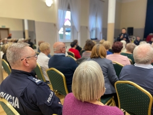 policjanci na debacie z seniorami. tytuł debaty to „Seniorze - wiedza daje bezpieczeństwo.