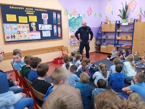 policjant na spotkaniu w szkole z uczniami.