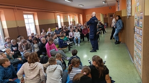 policjant na spotkaniu w szkole z uczniami.