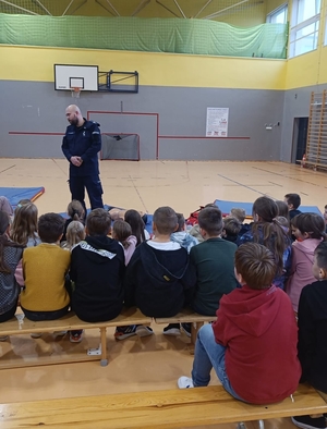 policjant na spotkaniu w szkole z uczniami.