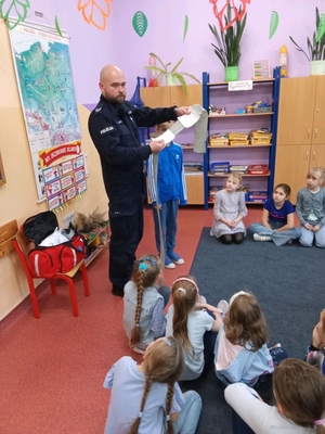 policjant na spotkaniu w szkole z uczniami.