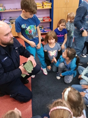 policjant na spotkaniu w szkole z uczniami.