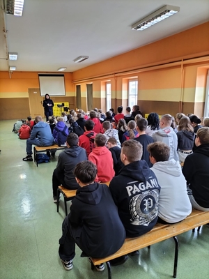 policjant na spotkaniu w szkole z uczniami.