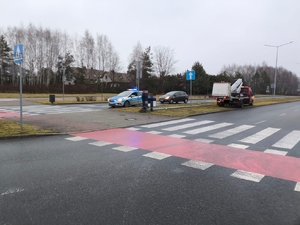 miejsce zdarzenia, ulica, przejście dla pieszych , przewrócona latarnia uliczna, radiowóz policyjny obok.