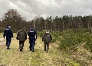 Na zdjęciu funkcjonariusze Policji ze Strażą Leśną.