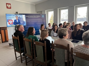 obchody dnia służby cywilnej w bełchatowskiej jednostce policji. W sali konferencyjnej komendy policji zgrupowani są pracownicy cywilni, którym komendant dziękuje za ich pracę.