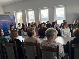 obchody dnia służby cywilnej w bełchatowskiej jednostce policji. W sali konferencyjnej komendy policji zgrupowani są pracownicy cywilni, którym komendant dziękuje za ich pracę.