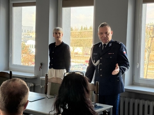 obchody dnia służby cywilnej w bełchatowskiej jednostce policji. W sali konferencyjnej komendy policji zgrupowani są pracownicy cywilni, którym komendant dziękuje za ich pracę.