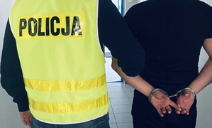 Na zdjęciu funkcjonariusz Policji z zatrzymanym.