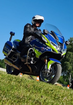 policjant na policyjnym motocyklu.