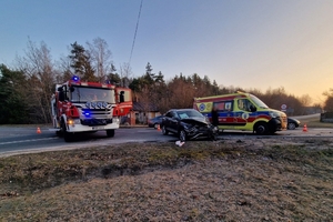 miejsce zdarzenia drogowego, uszkodzony przód samochodu osobowego, na miejscu pogotowie i straż pożarna.