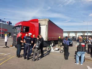 motocykliści, otwarcie sezonu motocyklowego. Na placu przed centrum handlowym policjanci prowadzą rozmowy o bezpieczeństwie z kierowcami motocykli.