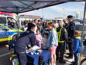 motocykliści, otwarcie sezonu motocyklowego. w trakcie wydarzenia policjanci rozmawiają z dziećmi i uczestnikami pikniku o bezpieczeństwie.