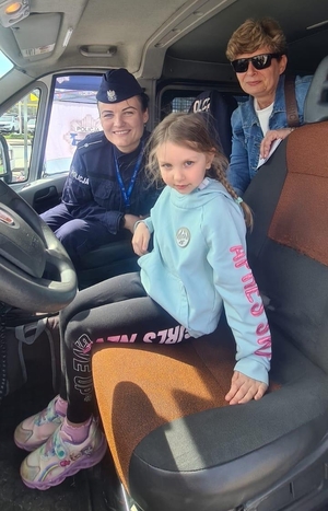 policjantka pokazuje dzieciom radiowóz.