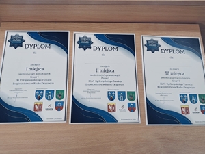 Na zdjęciu dyplomy.