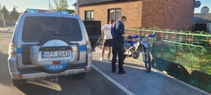 Na zdjęciu motocyklista z funkcjonariuszem Policji.