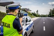 policjanci prowadzą działania na drodze.