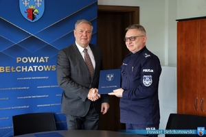 spotkanie komendanta ze starostą, którego celem było podpisanie porozumienia w sprawie służb ponadnormatywnych.