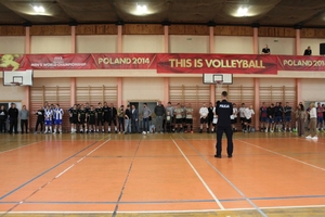 komendant w czasie otwarcia turnieju, w tle drużyny piłkarskie.