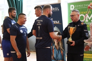komendanci gratulują zawodnikom po zakończeniu turnieju  piłki nożnej na hali sportowej.