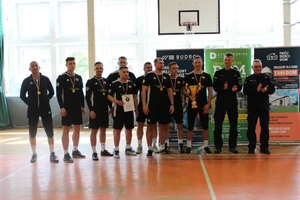 zawodnicy po zakończeniu turnieju  piłki nożnej na hali sportowej.
