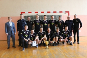 zwycięska drużyna piłkarska wraz z komendantami policji.