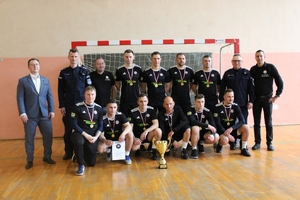 zwycięska drużyna piłkarska wraz z komendantami policji.