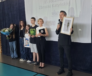 mężczyzna i uczniowie po zakończonej prelekcji.