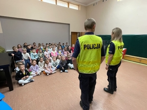 spotkanie policjantów z dziećmi w szkole.