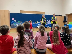 spotkanie policjantów z dziećmi w szkole.