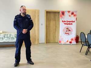 spotkanie policjanta z seniorami.