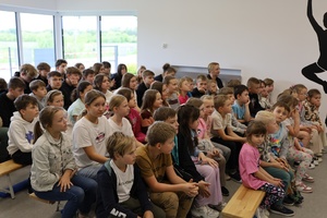 rozstrzygnięcie powiatowego etap konkursu plastycznego „Bezpieczne lato nad wodą i w lesie”, którego celem jest edukacja dzieci i młodzieży w zakresie bezpiecznego spędzania wakacji. Zwycięzcy konkursu otrzymali nagrody podczas uroczystego spotkania w Szkole Podstawowej w Parznie. Na zdjęciu uczniowie policjanci i nauczyciele.