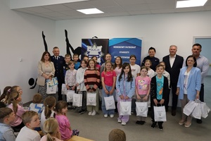 rozstrzygnięcie powiatowego etap konkursu plastycznego „Bezpieczne lato nad wodą i w lesie”, którego celem jest edukacja dzieci i młodzieży w zakresie bezpiecznego spędzania wakacji. Zwycięzcy konkursu otrzymali nagrody podczas uroczystego spotkania w Szkole Podstawowej w Parznie. Na zdjęciu uczniowie policjanci i nauczyciele.