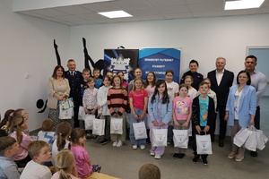 rozstrzygnięcie powiatowego etap konkursu plastycznego „Bezpieczne lato nad wodą i w lesie”, którego celem jest edukacja dzieci i młodzieży w zakresie bezpiecznego spędzania wakacji. Zwycięzcy konkursu otrzymali nagrody podczas uroczystego spotkania w Szkole Podstawowej w Parznie. Na zdjęciu uczniowie policjanci i nauczyciele.