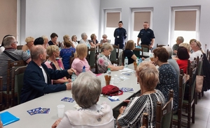w auli komendy policji policjanci prowadzą debatę z Seniorami o Bezpieczeństwie.