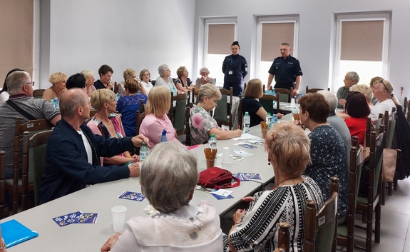 w auli komendy policji policjanci prowadzą debatę z Seniorami o Bezpieczeństwie.