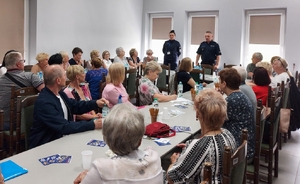 w auli komendy policji policjanci prowadzą debatę z Seniorami o Bezpieczeństwie.