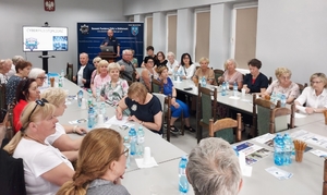 w auli komendy policji policjanci prowadzą debatę z Seniorami o Bezpieczeństwie.